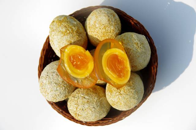 产地食材 | 炎炎夏日,就用这个黄金皮蛋做凉菜吧!