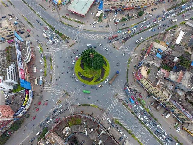 梧州龙圩大转盘改造十字路口已经成形了,通车在即.