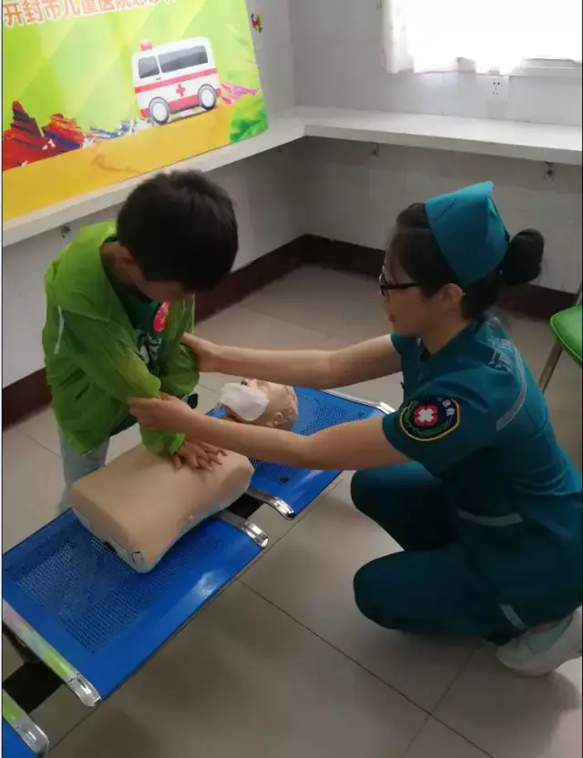 开封市儿童医院小小急救员训练营系列活动圆满结束