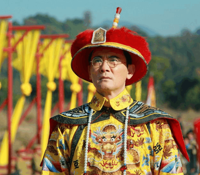 溥仪来到故宫玩耍, 突然有人跪下喊皇上万岁, 溥仪10字化解尴尬!