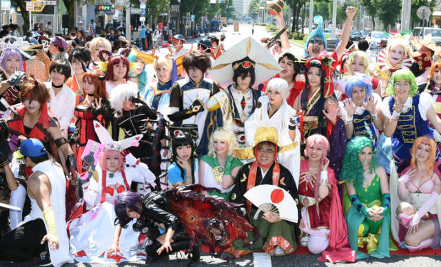 日本名古屋举办世界cosplay峰会奇装异服参加者包围大街