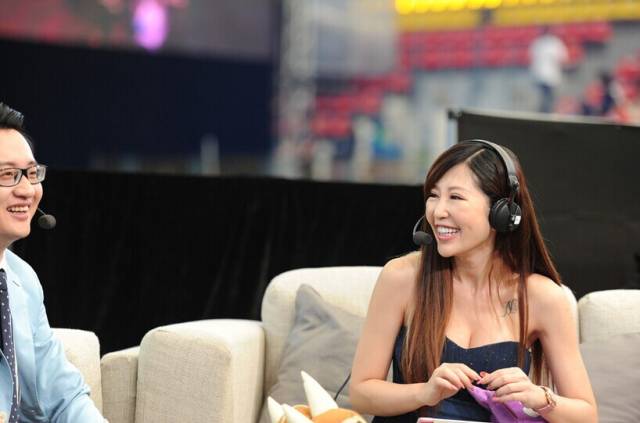 "球王"贝拉大秀身材 网友却注意她已经几年没换发型了