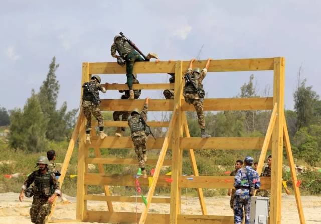 外军进行障碍赛训练 外军进行求生赛训练 据了解, "国际军事比赛