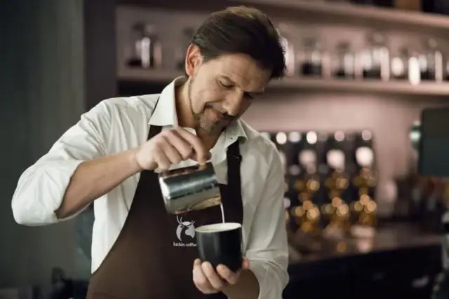 单品咖啡 21-27元不等 其中,"大师咖啡"为明星产品 luckin coffee