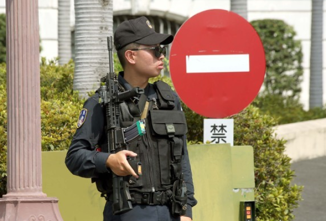 一台湾男子冲击蔡英文办公室大楼,持榔头打伤一名宪兵,后被维安军警