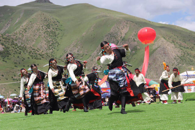 比如县第十届苏毗娜秀文化旅游艺术节隆重开幕