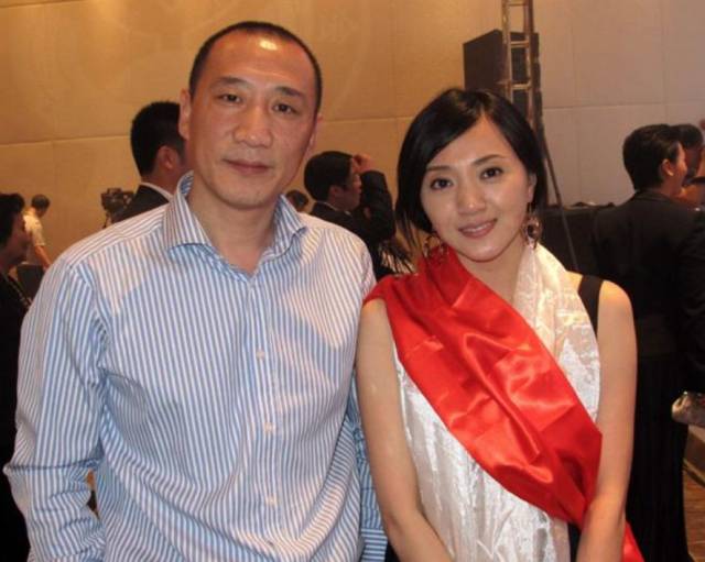 45岁金玉婷近照,被誉为"春晚第一美女",多次合作大