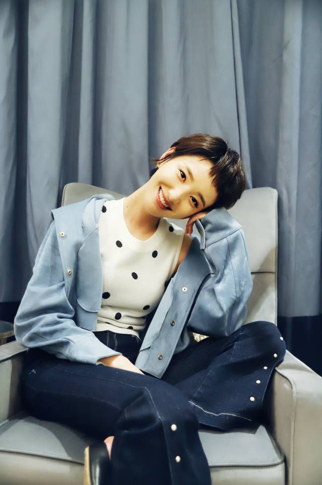 许芳铱时尚写真曝光 短发发型尽显青春本色