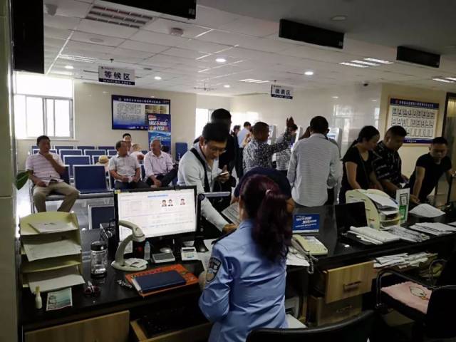 市民出国(境)旅游的热情日渐高涨,我县公安局出入境管理处办证窗口也