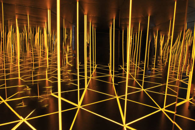 当参观者进入通道时,其身体经多重镜面反射,形成了无数镜像,参观者很