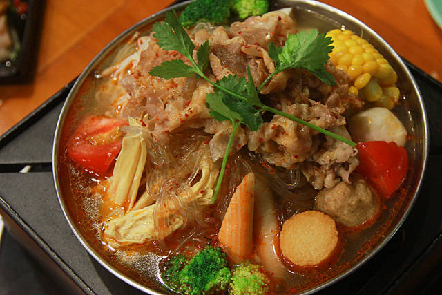 第二款香辣牛肉锅就比较能激起食欲 不过汤头就温柔许多,要是沙茶的