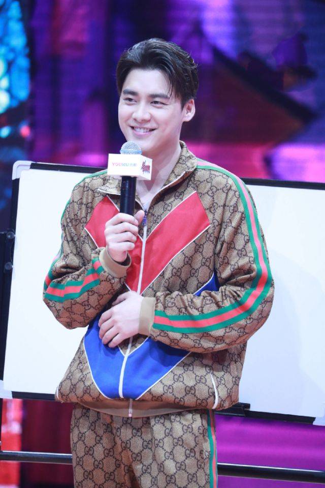 李易峰无修图照,帅气依旧略显发福!