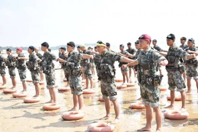 烈日,脚踏热气袭人的沙滩,流大汗脱层皮,这就是海训场官兵的真实写照