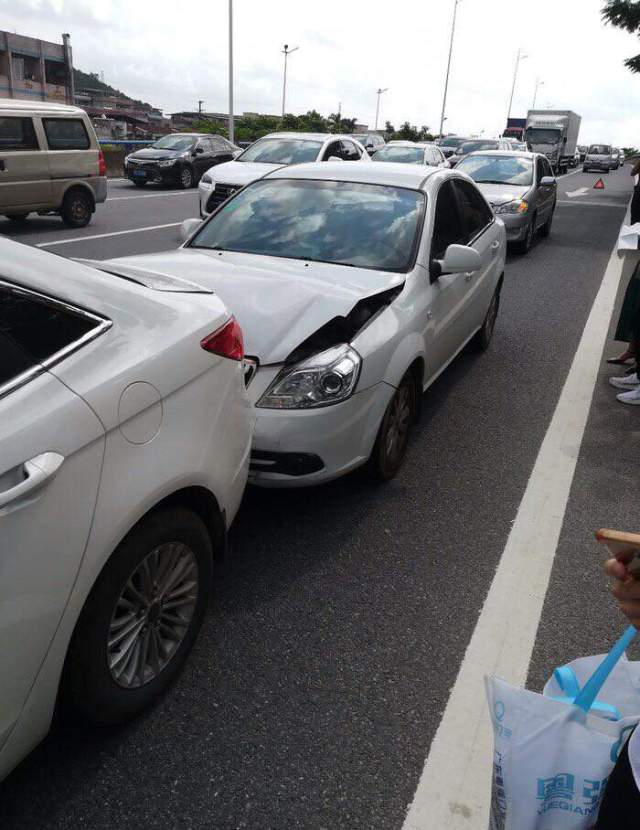 福特福睿斯遭遇别克凯越追尾,车主气得想卖车!