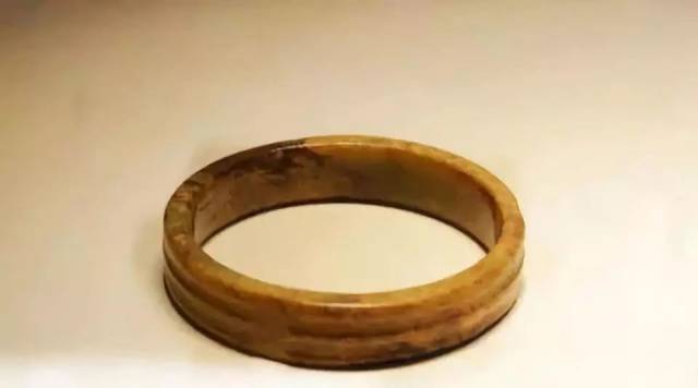 心情可能如下图 殷商时期绿松石饰品 之后秦代,汉代女子就不光是在