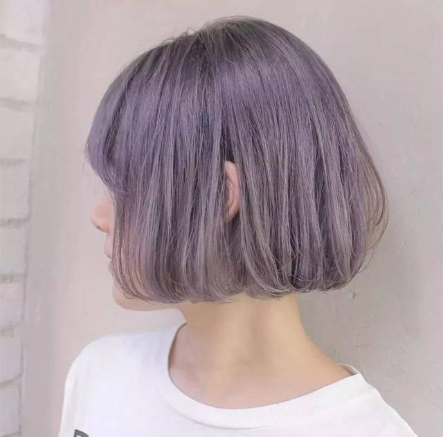 青灰色本身是没有紫色但是调出来会有紫光感,加上挑染发尾很有自己的