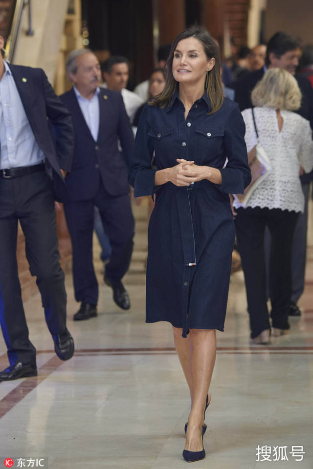 西班牙王后出席音乐学院讲座 牛仔衬衫裙随性大方