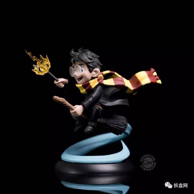 他骑着飞天扫帚"光轮2000",身下刮起一阵旋风,金色的咒语围绕在哈利