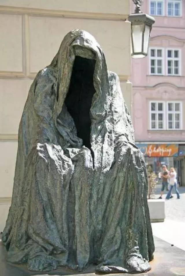 这些让人感到"恐怖"的雕塑,你敢跟它们合照吗?