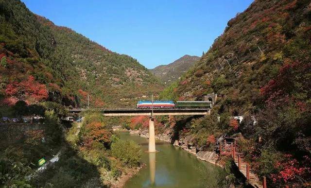 如今,贯穿大西南和大西北的宝成铁路改变了"不与秦