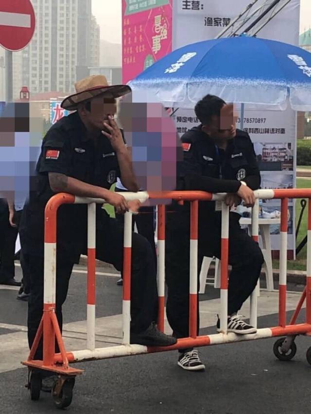 戴草帽纹身又抽烟 大连啤酒节工作人员竟是"社会哥"?
