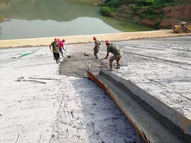 大坝进行坝前坡面砂浆抹面工作,砂浆用量96m,累计用量414m