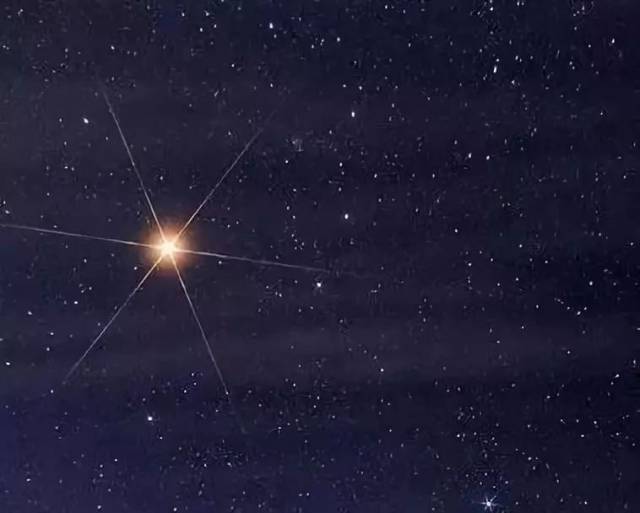 一颗火红火红的亮星彻夜闪耀