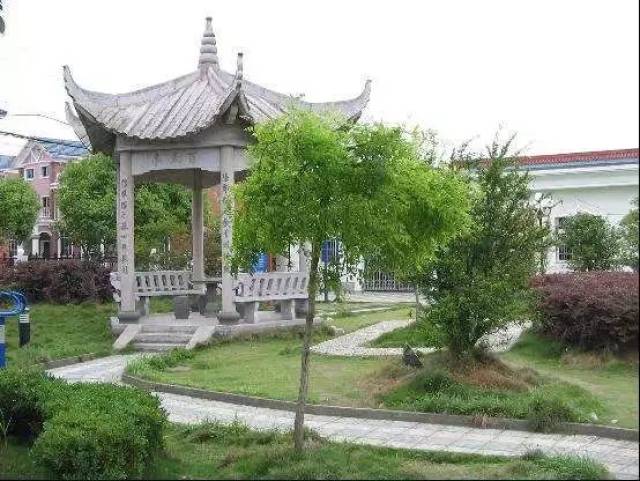 据传,宋徽宗时童贯专权,从各地搜刮奇花异草,美玉宝石运往东京,美其名