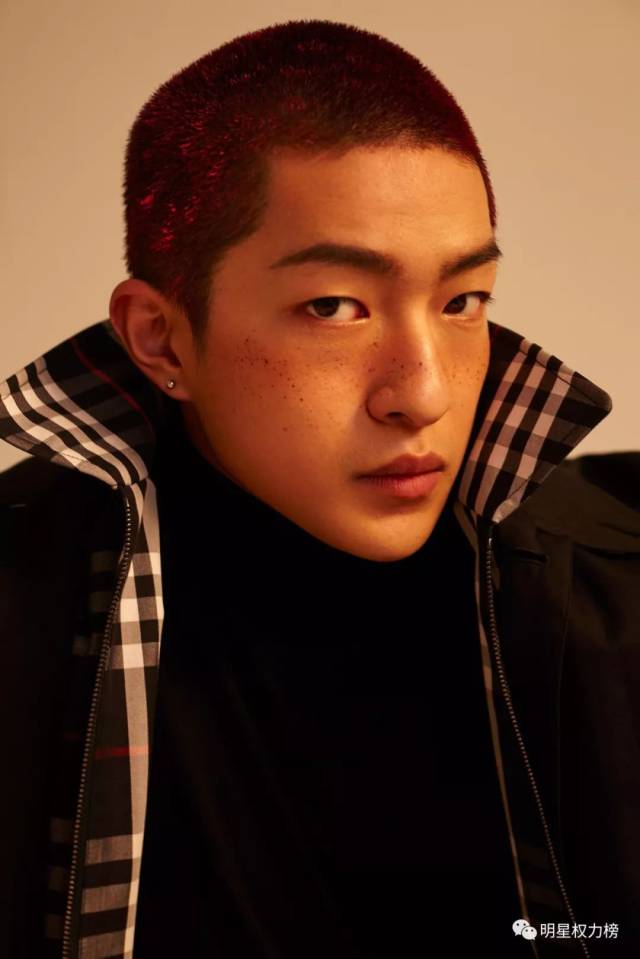 剧中花式调教李一桐的狼系男友屈楚萧,无死角展示男人"奴性"一面.