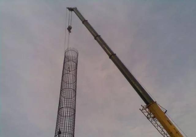 制作钢筋笼,然后吊起钢筋笼,调直,轻放,慢放下入孔内,孔口焊接吊筋,将