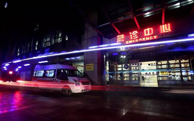 这群急诊医生能救命于瞬间也能温情化人
