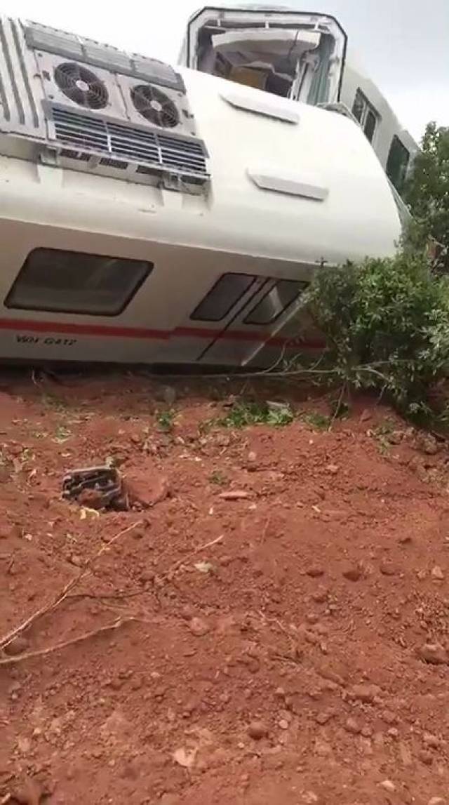 #突发# 武汉地铁7号线列车倾覆-警法频道-手机搜狐