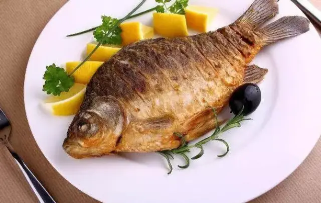 这样煎鱼不仅不粘锅而且不掉皮.