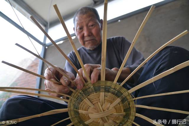即将消失的手艺,八旬老人编竹筐,月编200个买不到一台名牌手机
