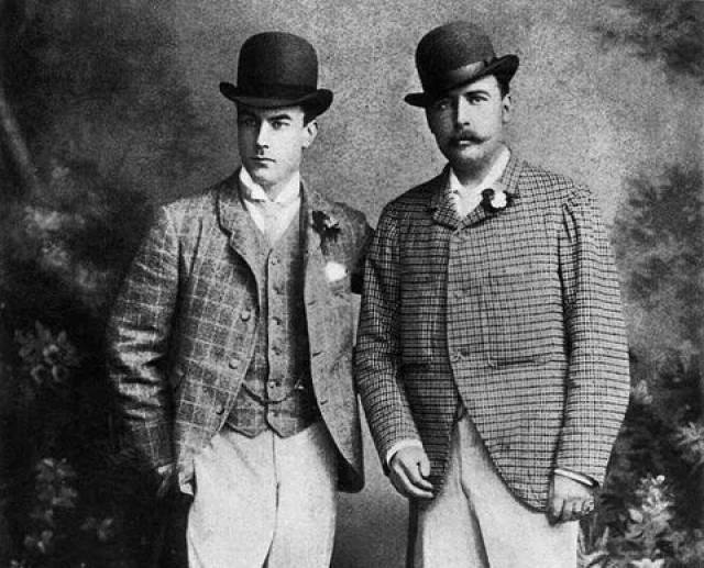 从左到右:boy capel,狄米崔大公 她先在男士的衣领上"做实验",引起了