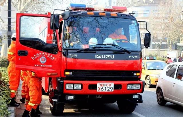 战斗在抢险救灾第一线,因为可靠,他成为消防官兵信赖的战友