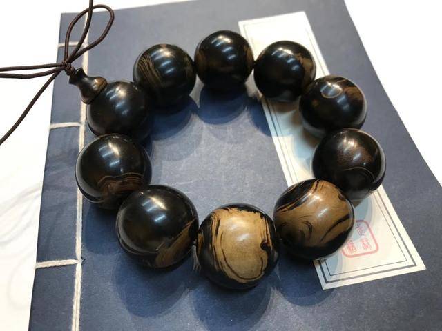 海柳,我们在盘玩的过程中可能会将其胶质物把玩脱落最后导致颜色不均