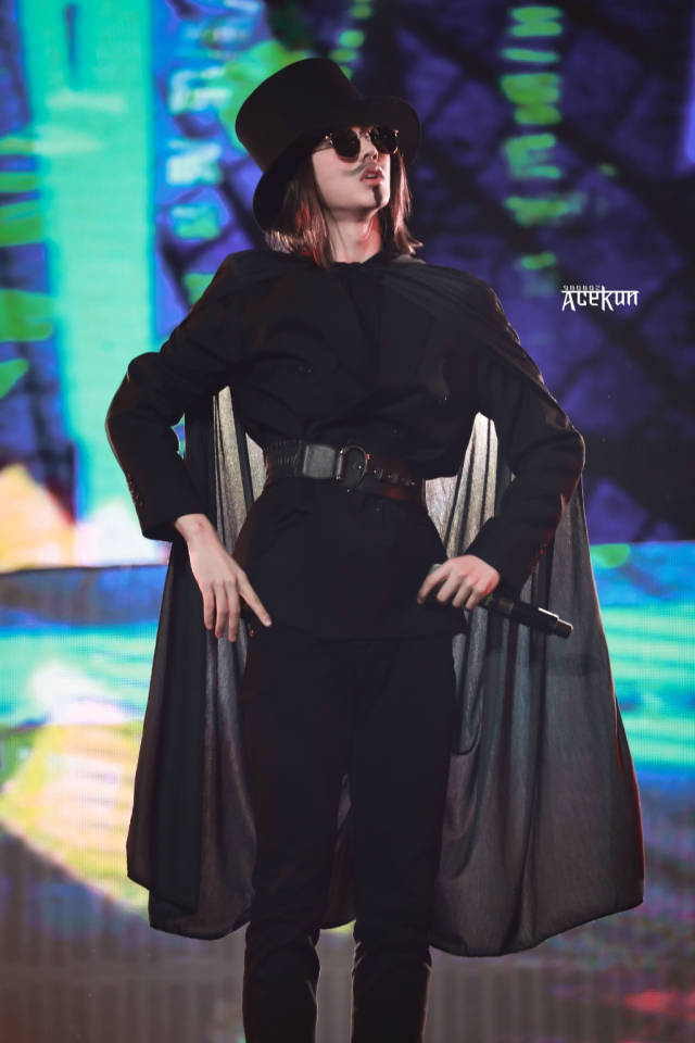 足够让人铭记一生的视听盛宴,摒弃之前时尚靓丽的演出服玩起了cosplay