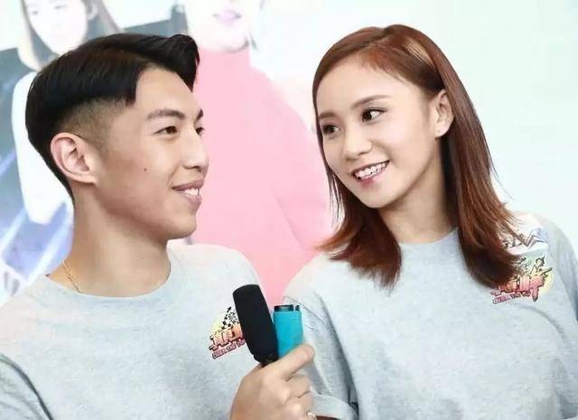 与此同时,只见欧阳巧莹一直摸着肚子,而男友林师杰则man气十足代替