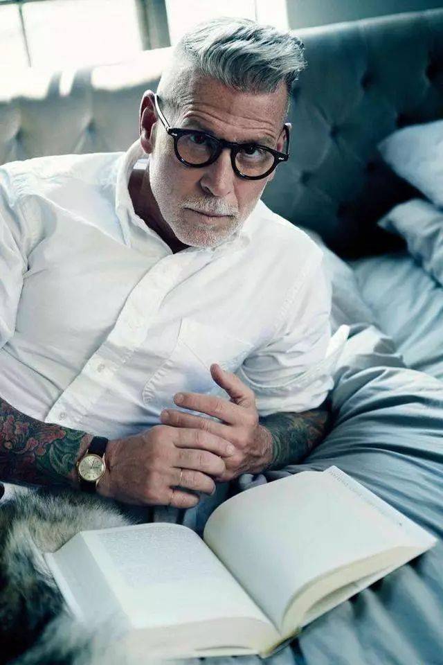 现年 58 岁的 nick wooster 被喻为「最世界最会穿衣服的男人」,作为