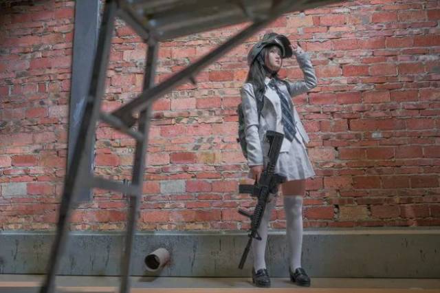 绝地求生吃鸡小队cos 小哥哥的ak98怕是有毒呀!