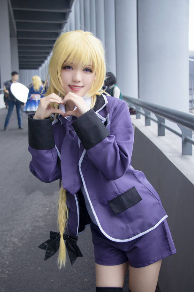 《fate》贞德jk制服cos,比爱心的时候笑容太甜了