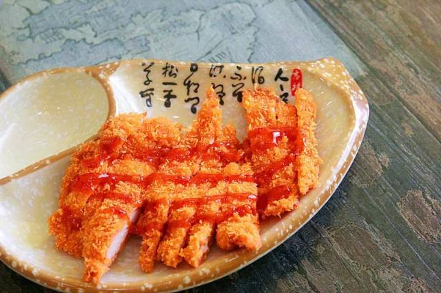 加上甜辣酱的配合,显得更加爽口(小雯觉得甜辣酱比番茄酱更加适合鸡排