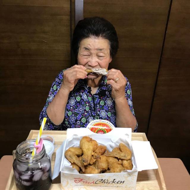 看这位80岁老奶奶的吃播,可给我馋坏了