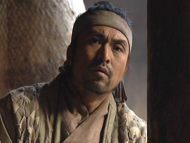 阮氏三兄弟,也就是阮小二,阮小五和阮小七,这三个人是上梁山最早的人