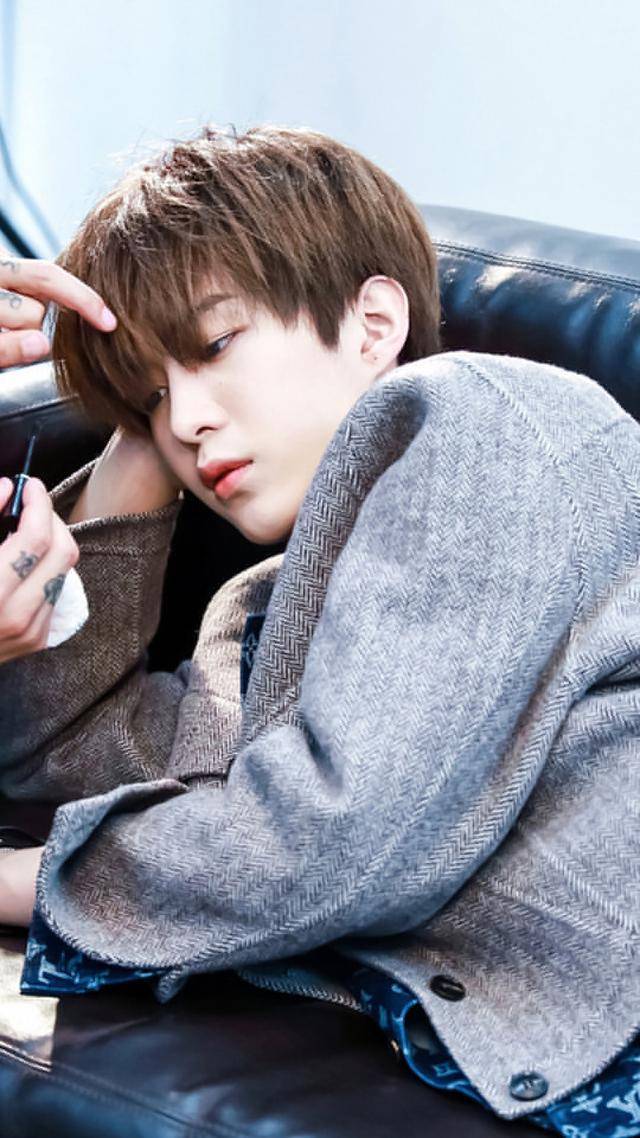 范丞丞帅气写真手机壁纸