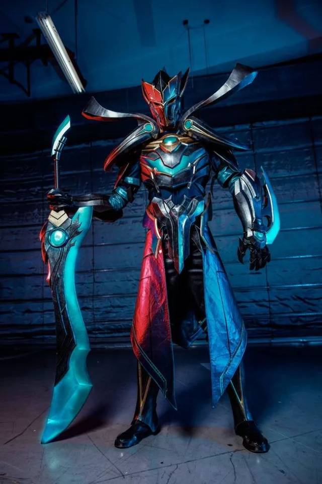 王者荣耀铠曙光守护者cos吹爆大佬这身装备