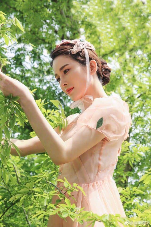 赵韩樱子置身山野拍写真,肤白手长如仙女,网友:p得不像本人了