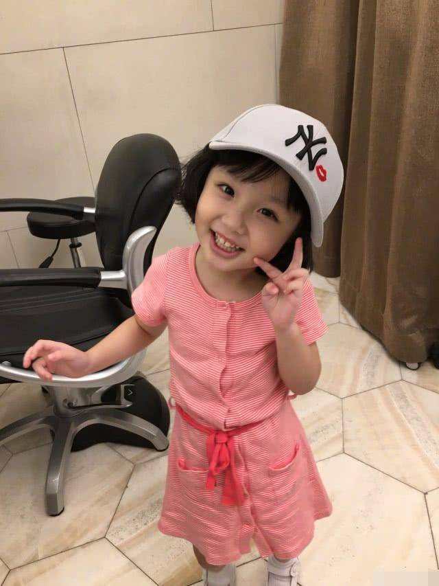 张丹峰和洪欣的女儿四岁了,爱上自拍的她就是小可爱本人!