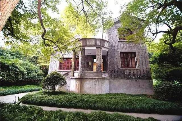 马路边一块半人高的石头上,是吴冠中题写的"林风眠故居"五个字.